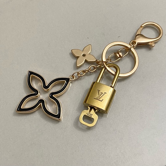 LOUISโVUITTON LOCK AND KEY ON KEYCHAIN #301 - Picture 1 of 10